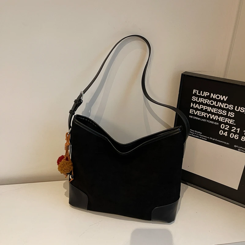 

Simple Casual Shopper Tote Bag With Large Capacity For Women Fashionable Trendy And Leather Finish