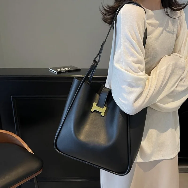 

Modern Geometric Mini Bag With Chain Strap For Women Structured Underarm Bag For A Contemporary Evening Look