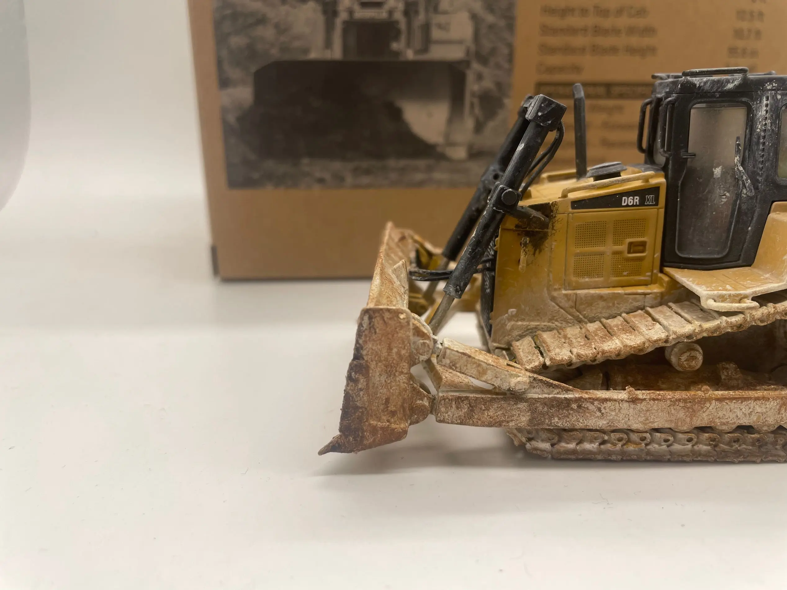 D6R XL نوع المسار جرار جرافة إصدار موحل 1:50 دييكاست المقتنيات هدية لعبة إرفاق عشوائيا عامل 85910C جديد