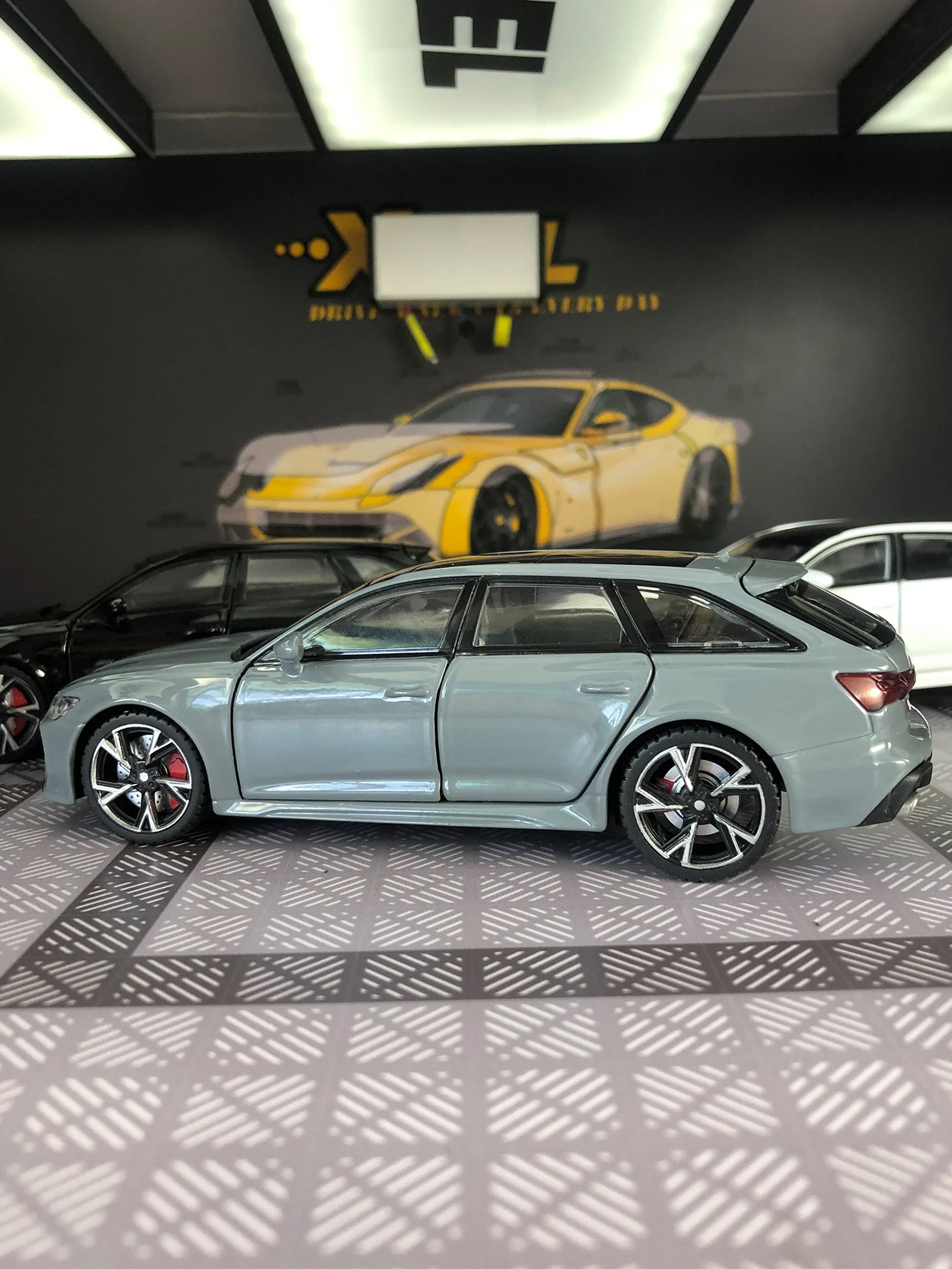 Une voiture de sport Wagon 1:32, modèle de voiture jouet en alliage moulé sous pression avec portes ouvrantes, une voiture cadeau pour enfants