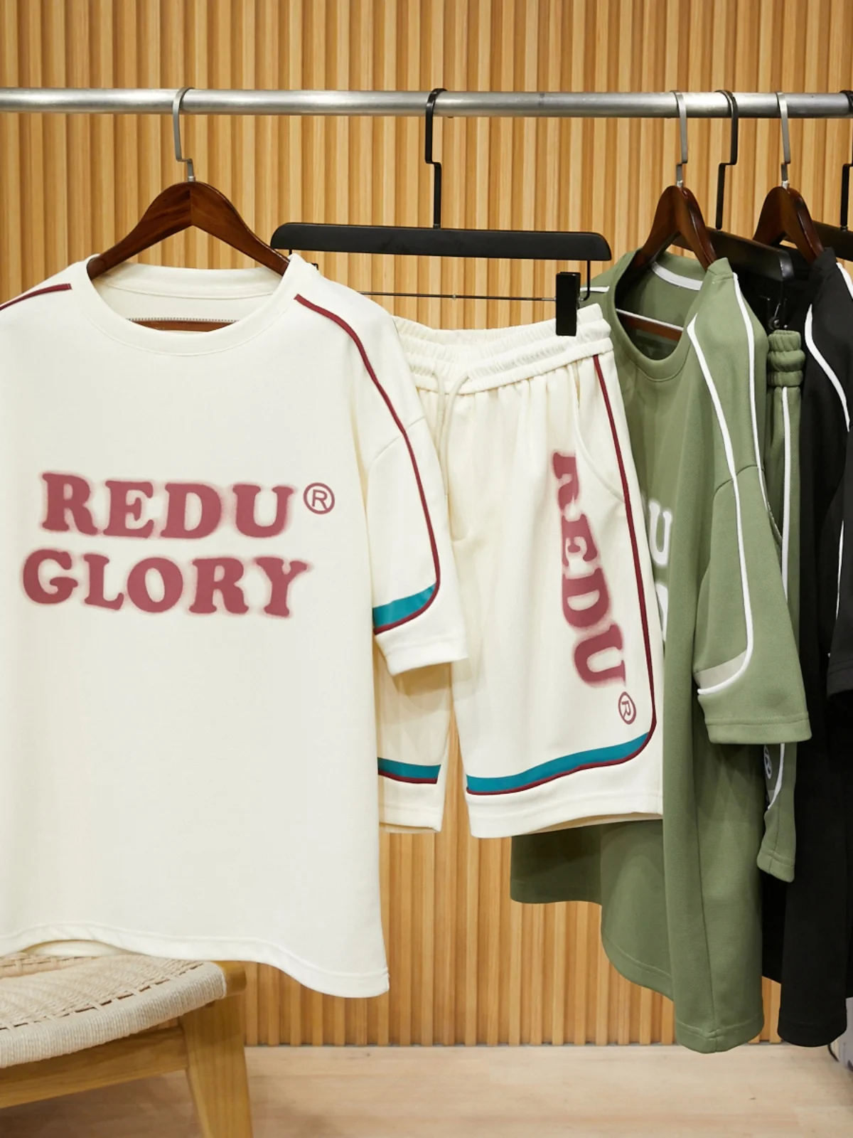 

High Aesthetic Value Men's Casual Sportswear Set Summer Faion Print ort Sve T-irt Five-Quarter Pants Two-Piece Set