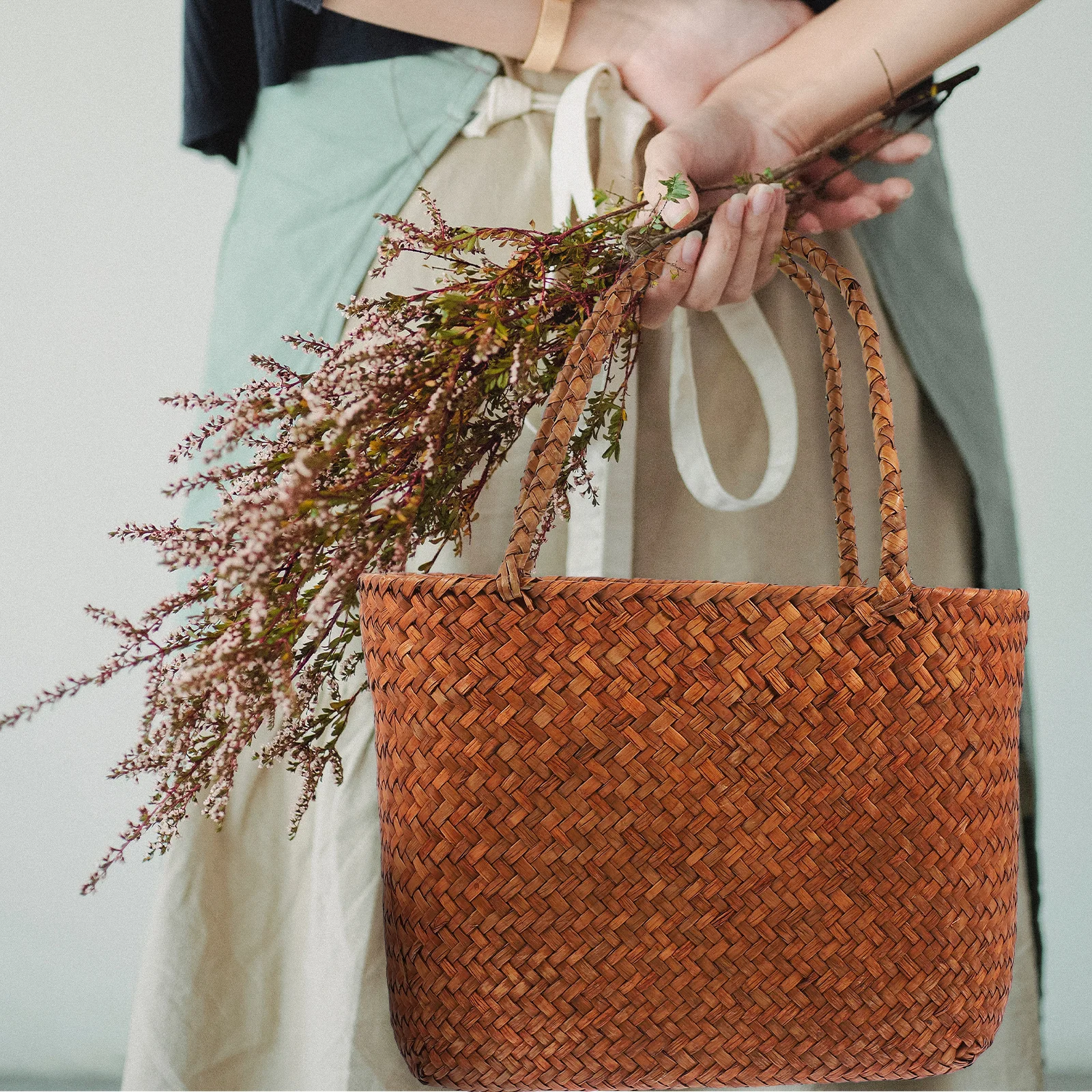 سلة تخزين منسوجة يدويًا للنزهات من القش للفواكه والخضروات والتخييم في الهواء الطلق سلة خفيفة الوزن طبيعية محمولة مع