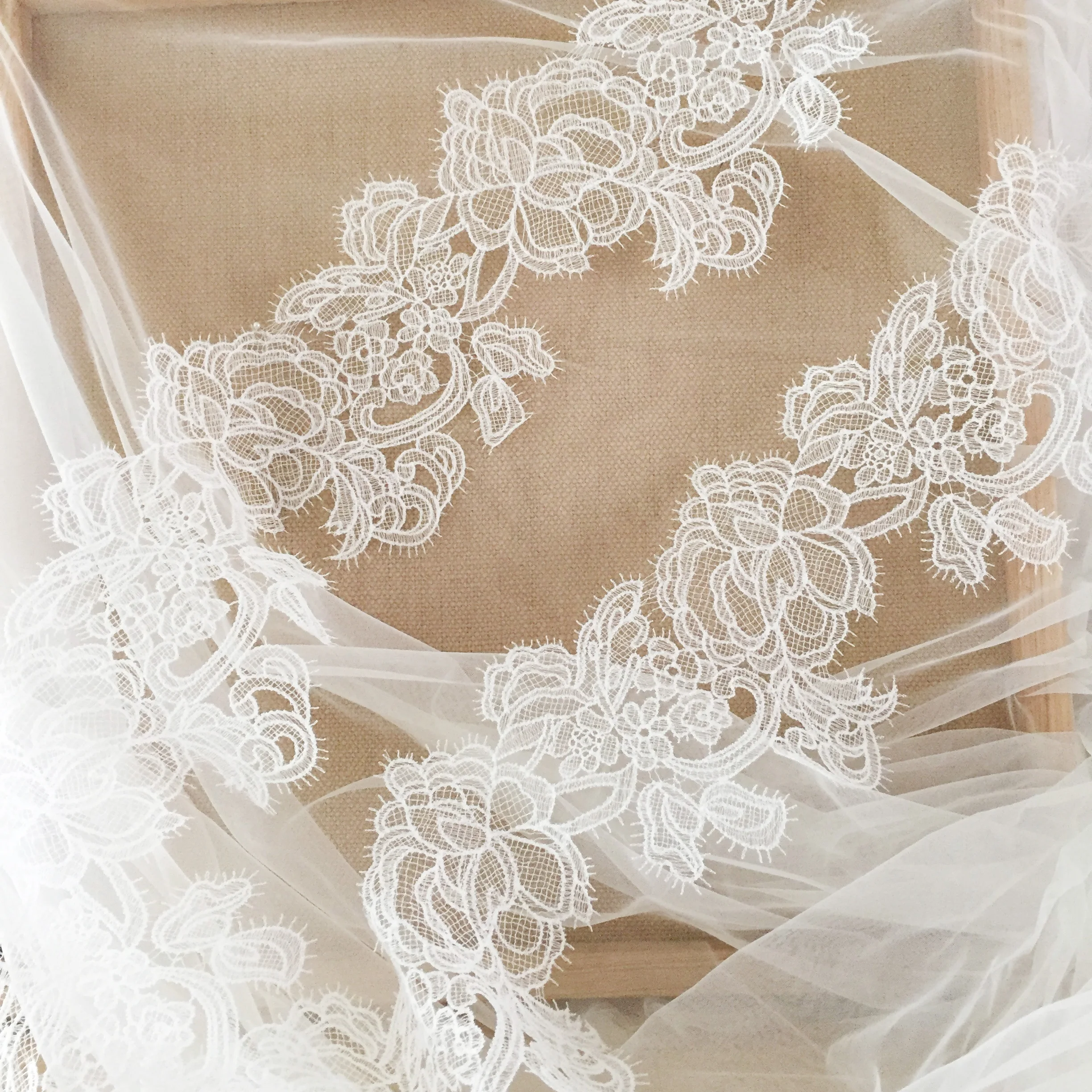 Vintage Style Bridal Gown Hollow Out Lace Trim Double Eyelash Crochet Wedding Veil in Ivory Scalloped Lace Trim