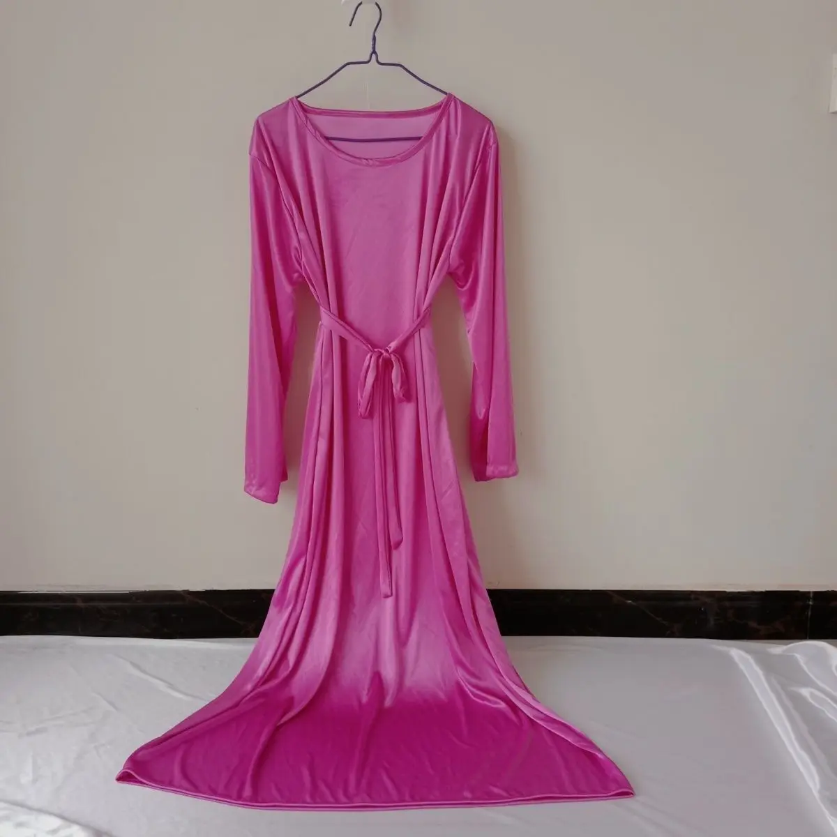 Błyszcząca satynowa długa sukienka damska, luźna piżama, sukienka maxi, elegancka sukienka wkładana przez głowę, odzież do spania