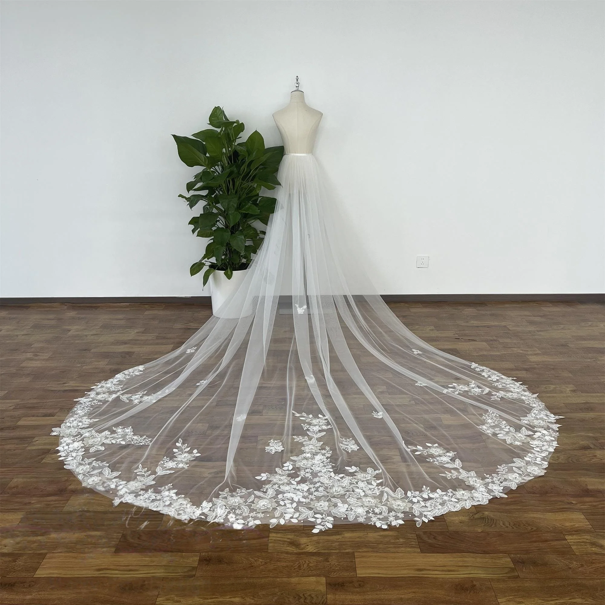traine-florale-amovible-de-reve-pour-mariages-avec-appliques-florales-jupon-de-mariee-detachable