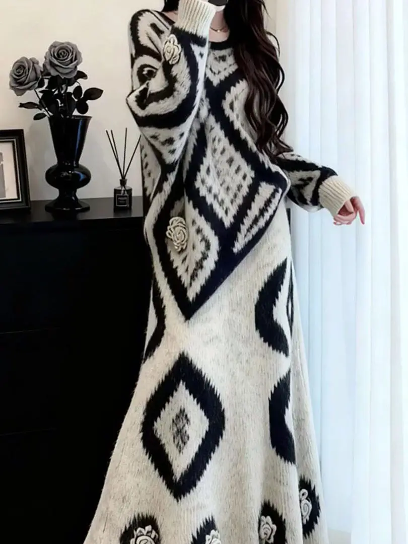 

Комплект из вязаного топа с длинными рукавами и юбки больших размеров: модный свободный крой с высокой талией, весенний наряд для женщин больших размеров, черно-белый.