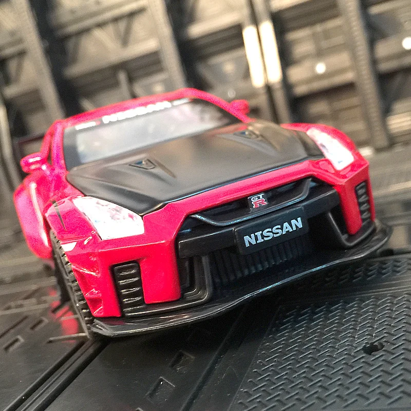 

Модель гоночного легкосплавного автомобиля Nissan GTR35, 1:32, акустооптическая игрушечная дверь и багажник капота с откатным механизмом.