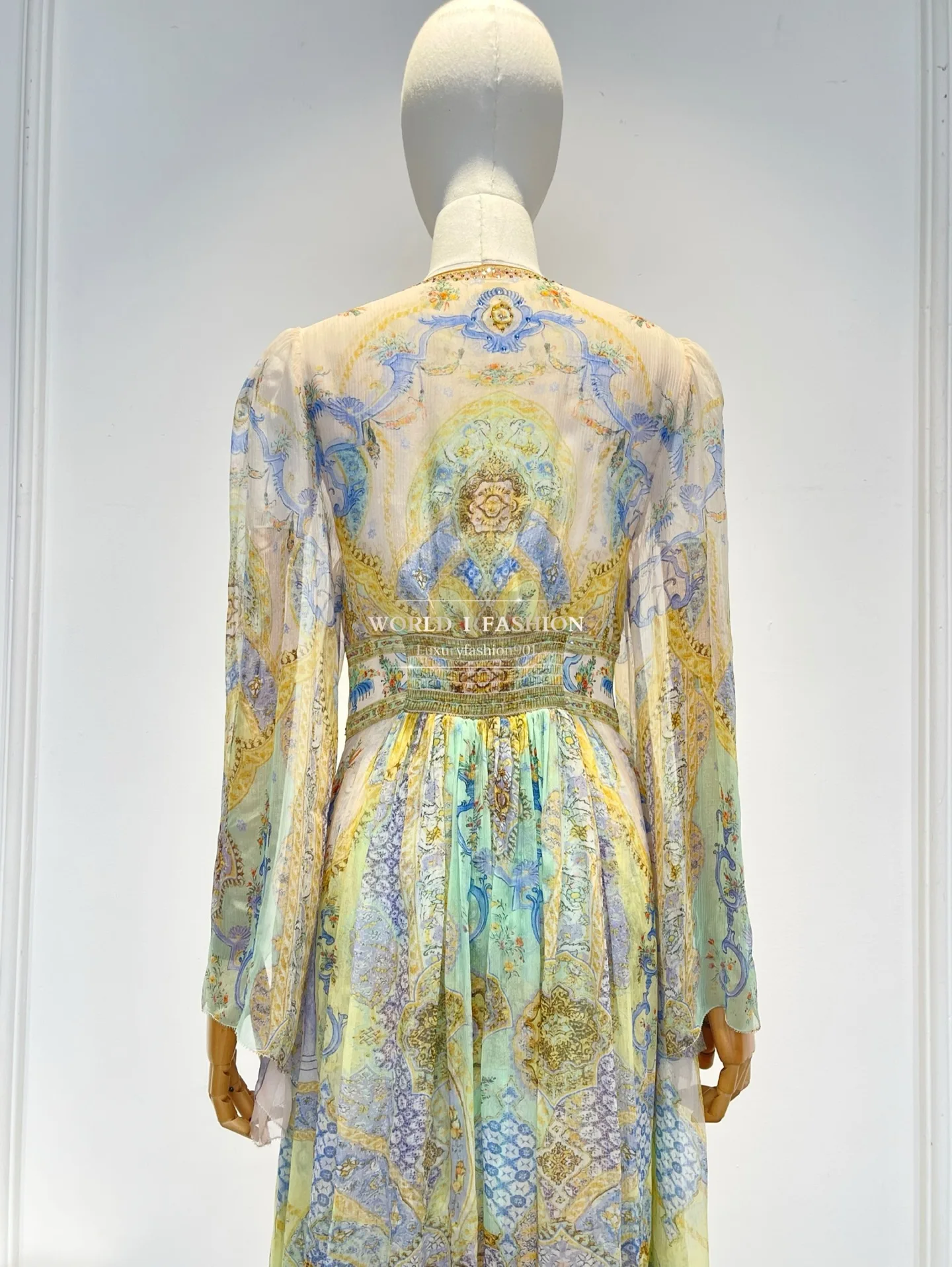 Abito midi con diamanti a maniche lunghe con stampa floreale verde