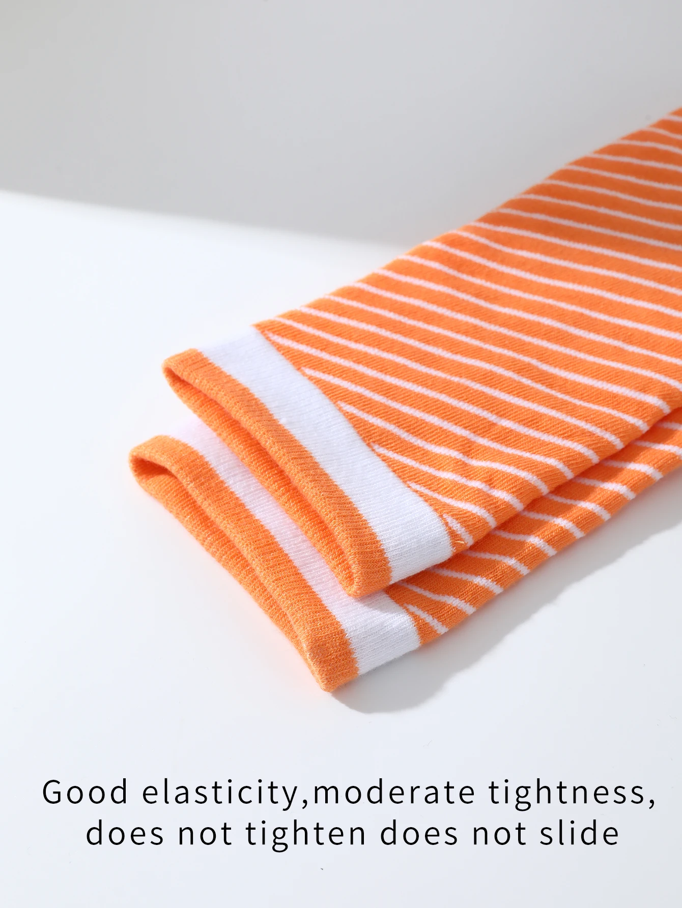 ユニークで創造的なサーモンデザインの男性用と女性用の同じ靴下が 1 組、実用的で興味深いホリデーギフトです。