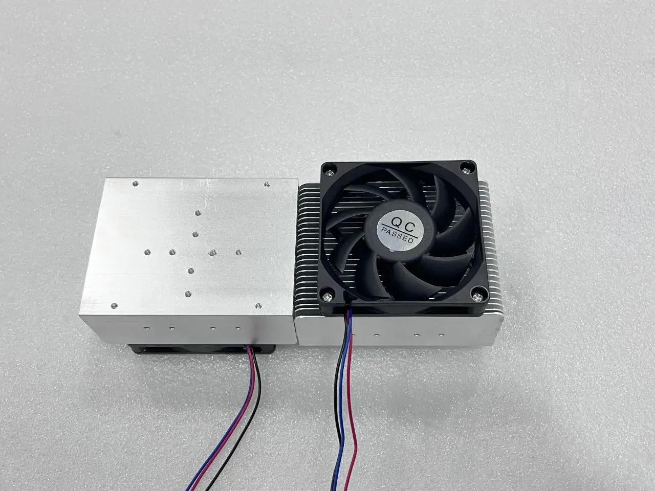 Module cross heat sink with fan for endoscope light source module accessories