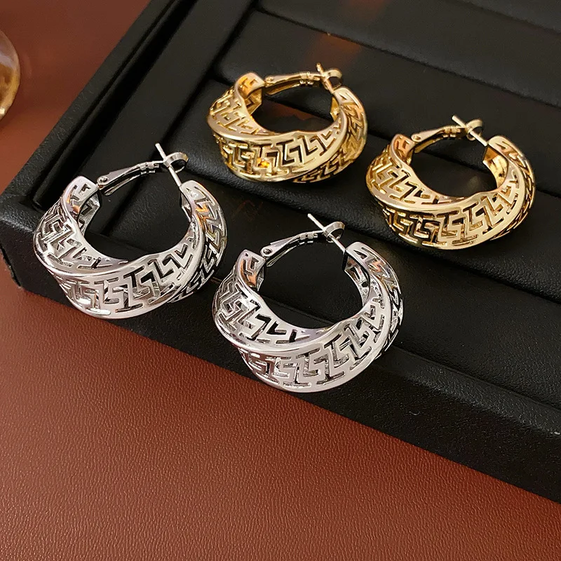 

Creative Twisted and Hollowed-out Geometric Ear Rings, Fashionable and High-end, Trendy and Unique Earrings for Women