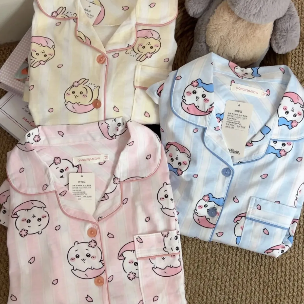 

Милая летняя пижама Kawaii Chiikawa Hachiware из тонкого хлопка в розовую полоску с коротким рукавом и отложным воротником, домашняя одежда для студентов, милые аниме-игрушки Usagi