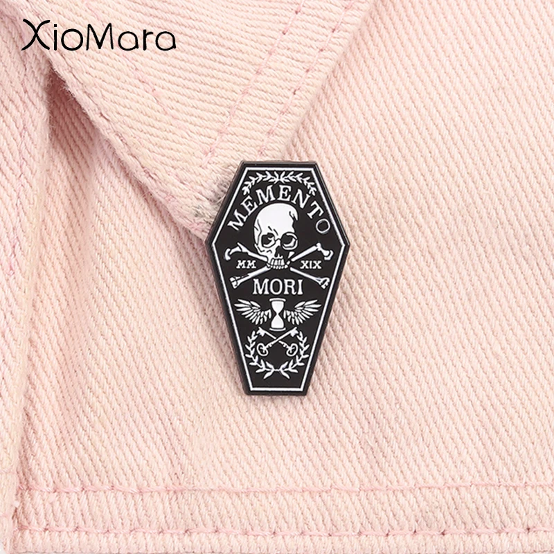 Mement Mori Recuerda tu Muerte Enamel Pin Punk Skull Coffin Funny Quote Brooch Lapel Badge Halloween Jewelry Gift for Friends ﻿