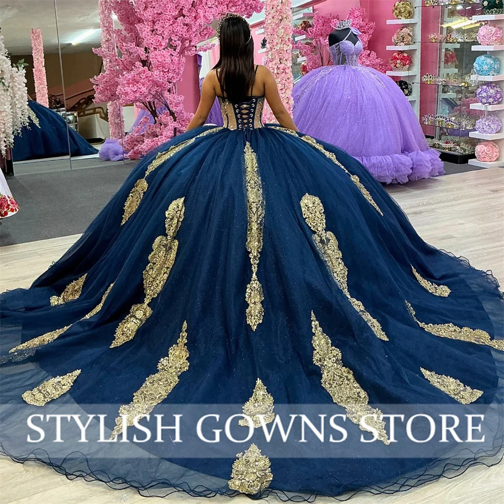 ชุดราตรีงาน Quinceanera สีน้ำเงินกรมท่าแบบกำหนดเอง แต่งลูกไม้สีทองประดับด้วยลูกปัด พร้อมผ้าคลุม ชุดหวานสำหรับงาน Sweet 16 หรือ Vestido De 15 Anos