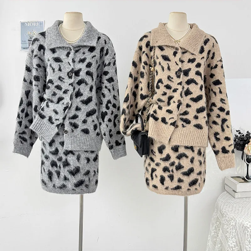 

Вязаный комплект из двух предметов с леопардовым принтом: женская осенне-зимняя новинка — жакет с отложным воротником на одной пуговице + облегающая юбка с высокой талией