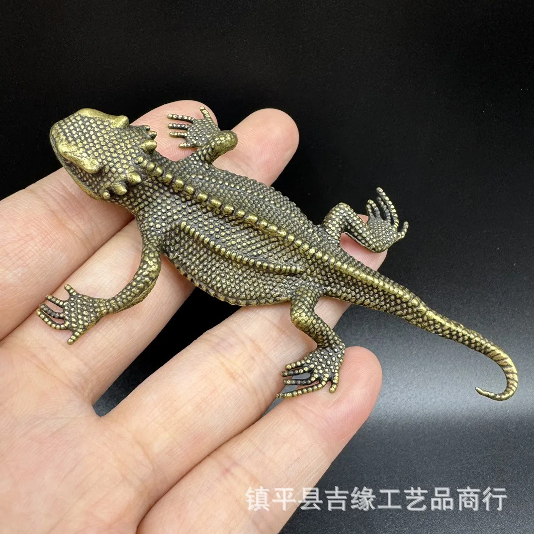 Retro brass lizard handicraft tabletop ornament horned lizard animal copper carving tea pet Wenwan copper hand handle