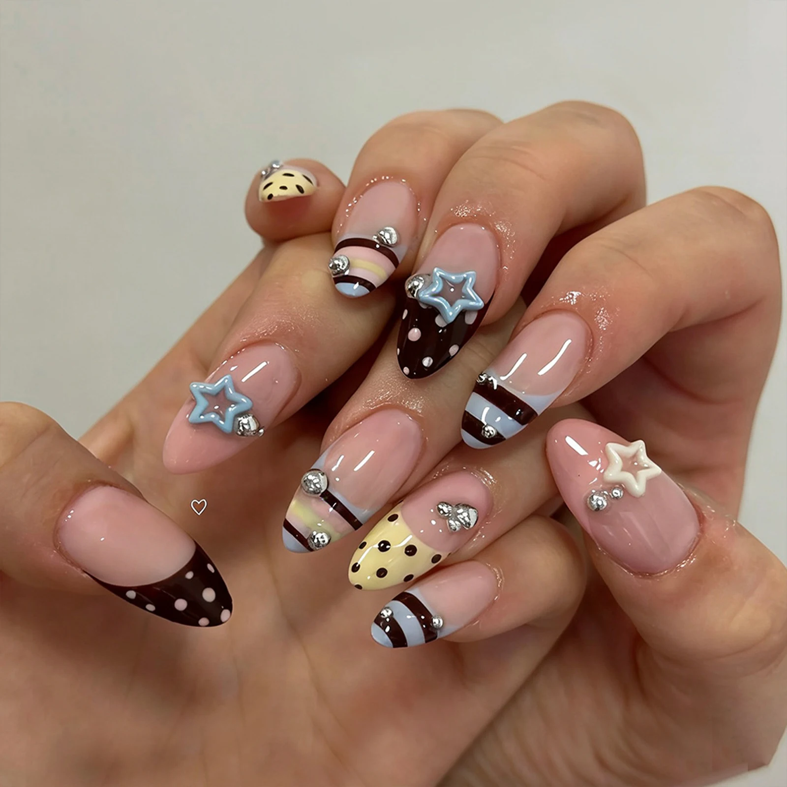 24 Stück künstliche Nägel in Mandelform, braune Streifen, rosa Blumen, künstliche Nägel, tragbare Nägel mit vollständiger Abdeckung, Acryl-Nagelspitzen, künstliche Nägel