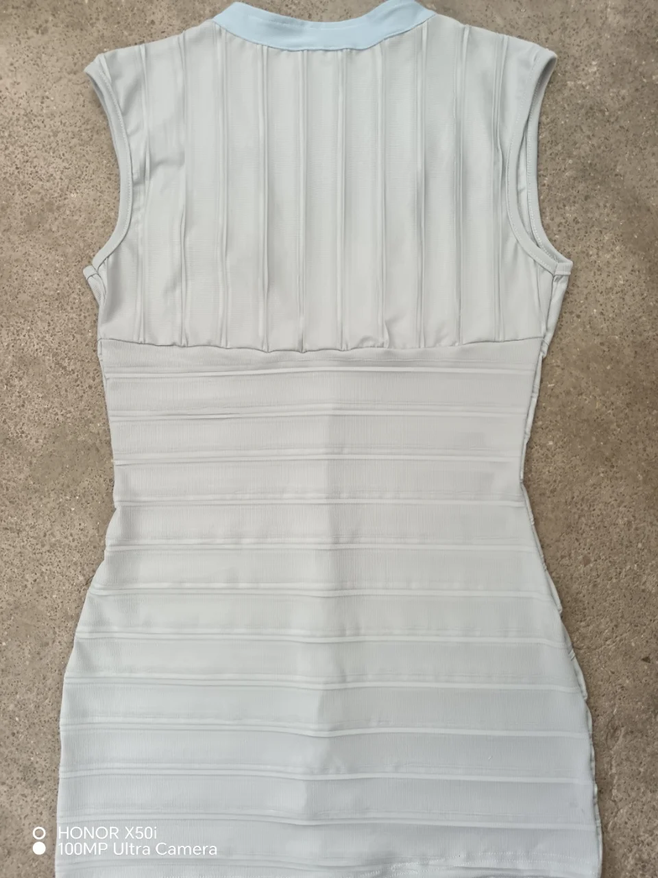 Europäisches und amerikanisches Kleid mit tiefem V-Ausschnitt, ärmellos, mit Reißverschluss, schmal geschnitten, im Spice-Girl-Stil, Partykleid mit Hüftbetonung, modisch und neu. – Detail 11