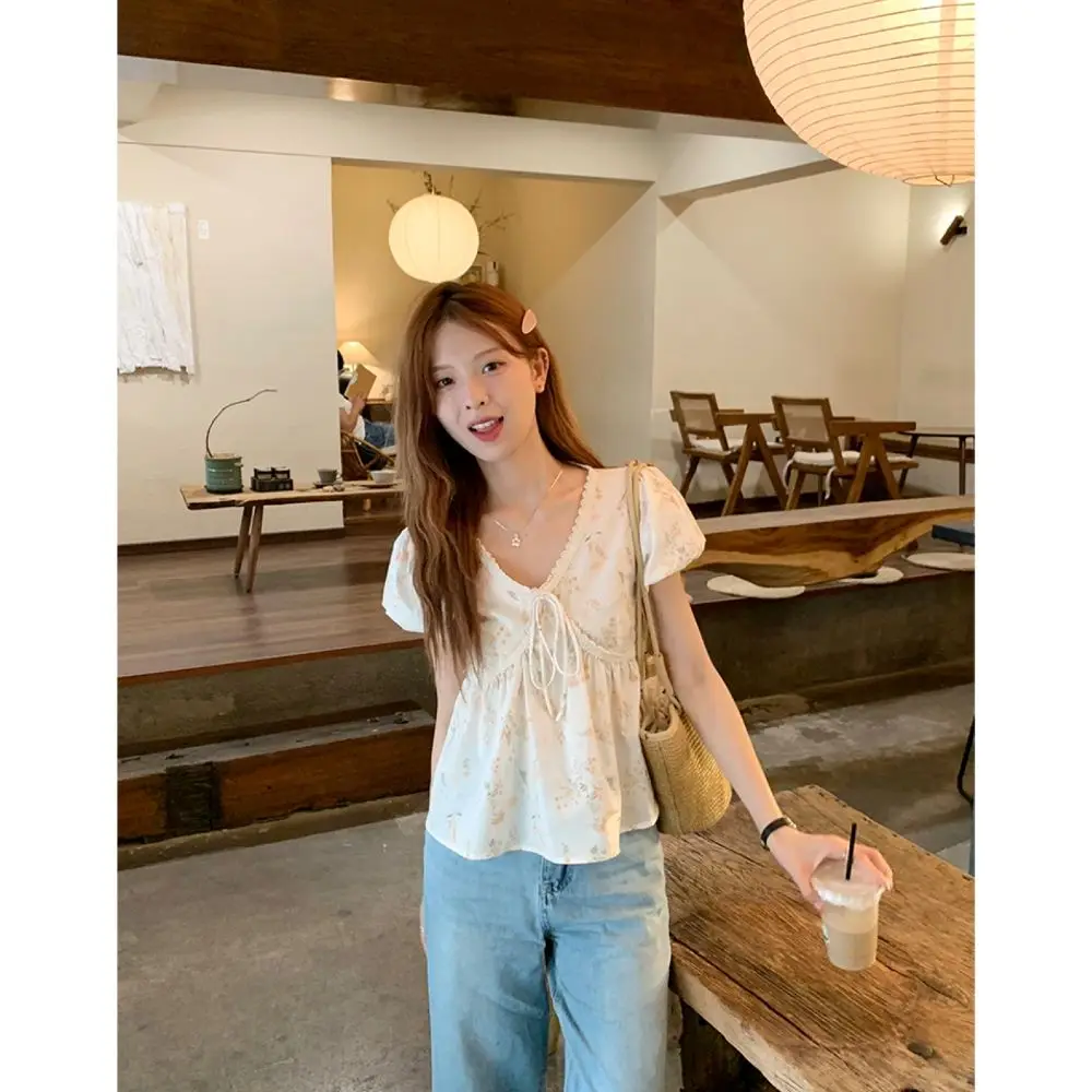 Kurzärmliges Temperament-Shirt-Oberteil mit Retro-Spitze und Blasenschnürung und Blumenspleißung