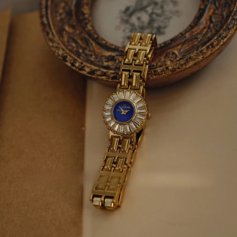 

Золотые женские часы во французском стиле ретро квадратные, инкрустированные стразами, модные элегантные и персонализированные женские кварцевые часы