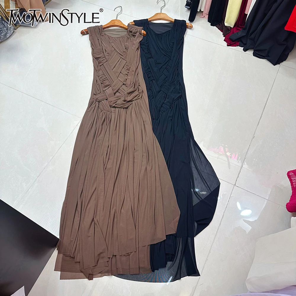 

TWOTWINSTYLE Дизайнерские длинные платья нестандартной формы для женщин с круглым вырезом без рукавов и высокой талией, шикарное однотонное платье со складками, женское KDR538074