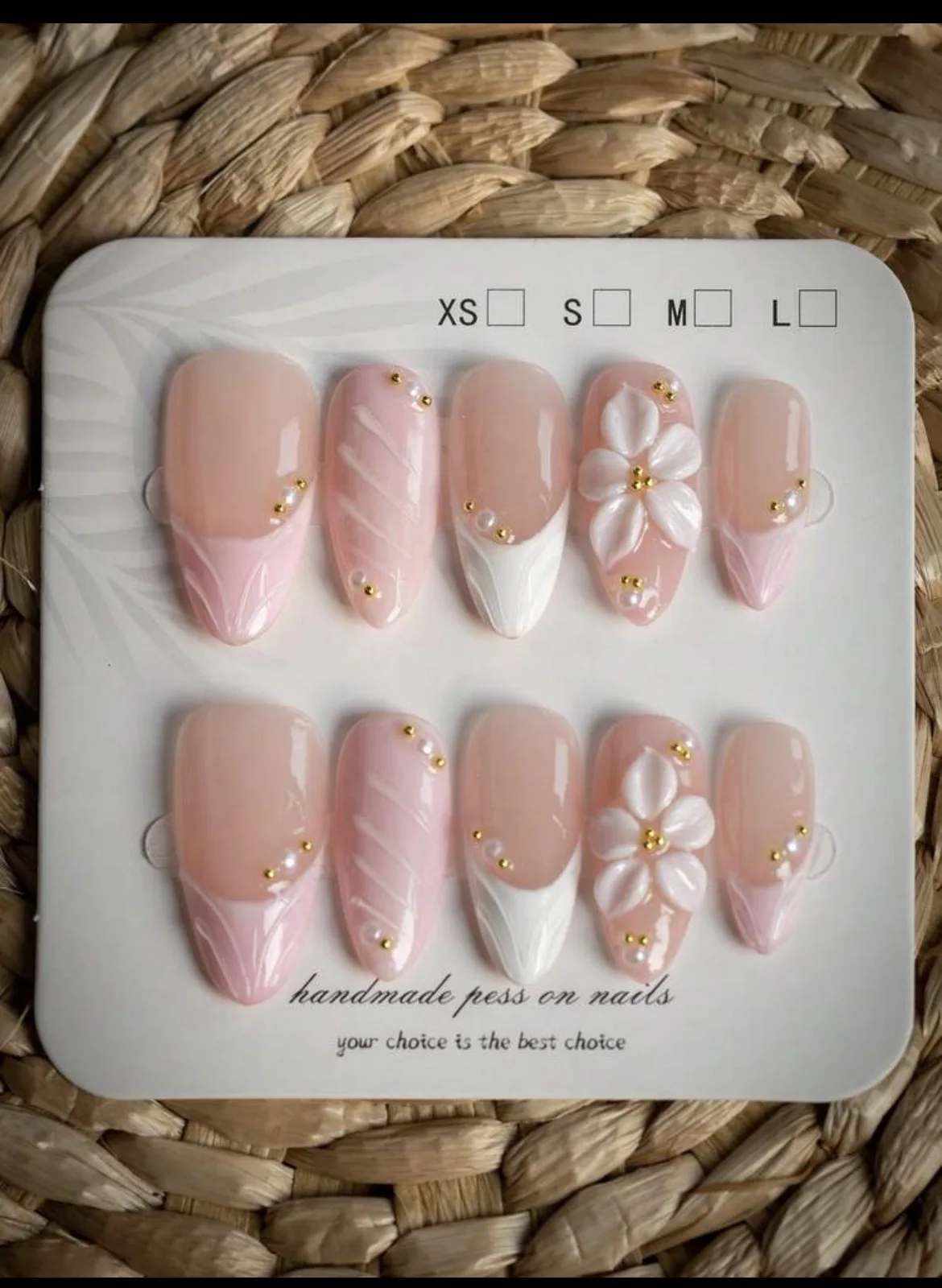 10 piezas de uñas artificiales en forma de almendra hechas a mano con delicados pétalos rosa nude en un estilo francés dulce, con flores blancas tridimensionales y pequeñas perlas doradas y plateadas en relieve, uñas postizas brillantes adecuadas para el uso diario de niñas, citas, bodas y vacaciones, se pueden reutilizar
