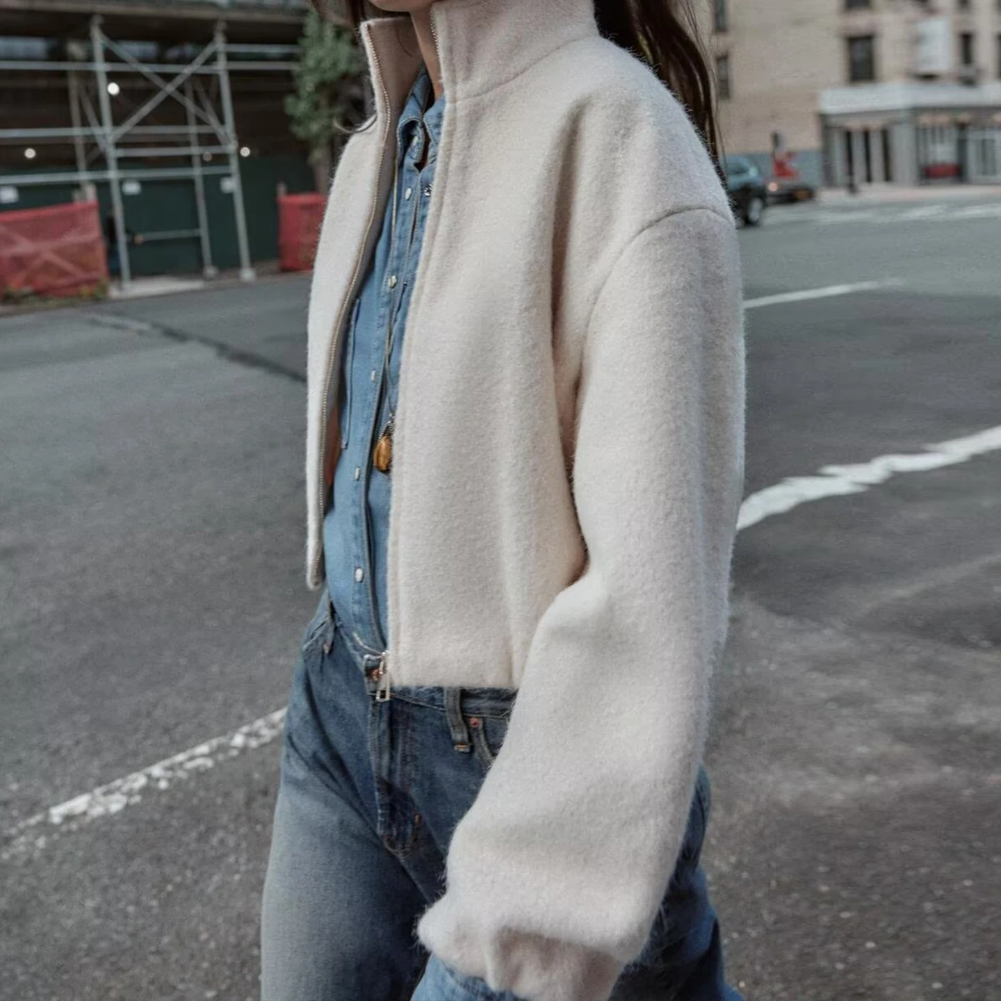 جاكيت نسائي جديد من Z لخريف 2025، معطف أنيق بياقة عالية مزين باللؤلؤ، ملابس خارجية عصرية بأكمام طويلة وطول قصير مع سحاب