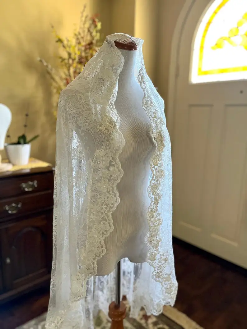 Wedding Accessories Embroidered Lace Mantilla Fingertip Wedding Veil Bridal Veil with Gold Comb 1 Tier Custom Length