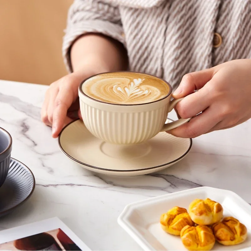 Tazza da caffè e piattino in ceramica semplice tazza da latte di alto valore casa creativa inglese tè pomeridiano set di tazze da caffè regali di festa