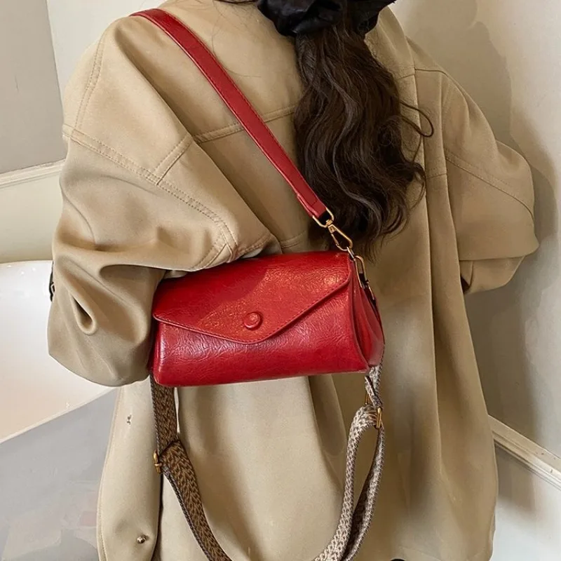 

Vintage French Underarm Bag Quilted Rivet Detail Y2K Style Micro Female Bag Commuting Casual Attractive Trendy