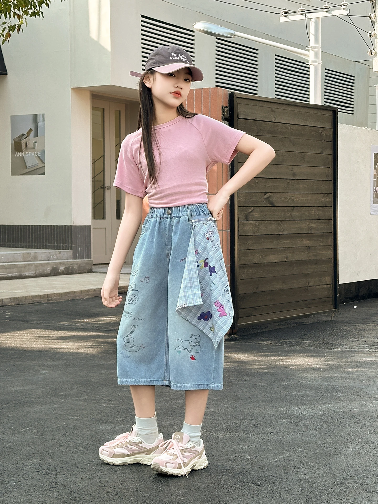 女の子夏の漫画グラフィティルーズジーンズ綿ワイドレッグパンツ刺繍デニムショートパンツ子供のファッションカジュアルウェア