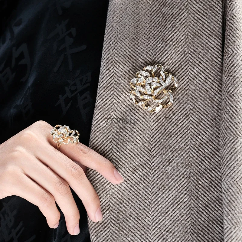 Broche chapado en oro de peonía hueca, Pin de diseño chino con incrustaciones de circón, broche para Collar femenino, regalo para mamá