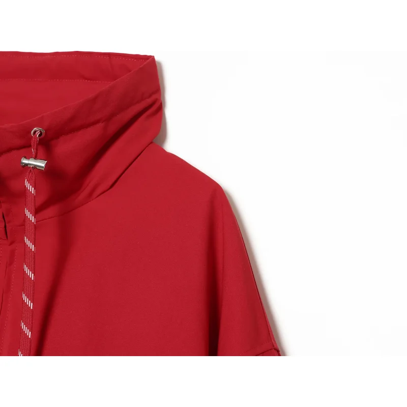 Neue wasserabweisende, wattierte Damenjacke mit Stehkragen, Kordelzug am Saum, Reißverschluss, losen langen Ärmeln, Taschen und kurzem Schnitt aus Baumwolle. – Detail 7