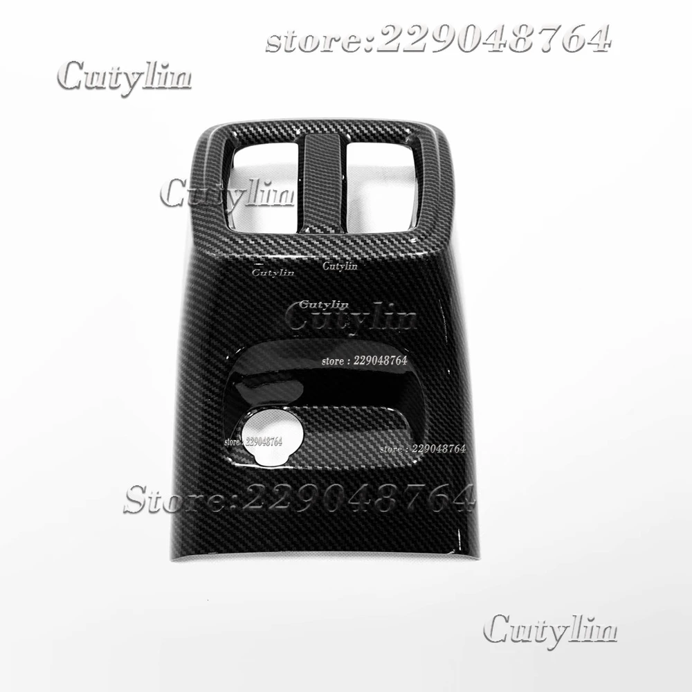 Panel de moldura interior de fibra de carbono negro brillante con dos recortes rectangulares para el kit de molduras interiores de fibra de carbono Volvo XC40 2019-2021.