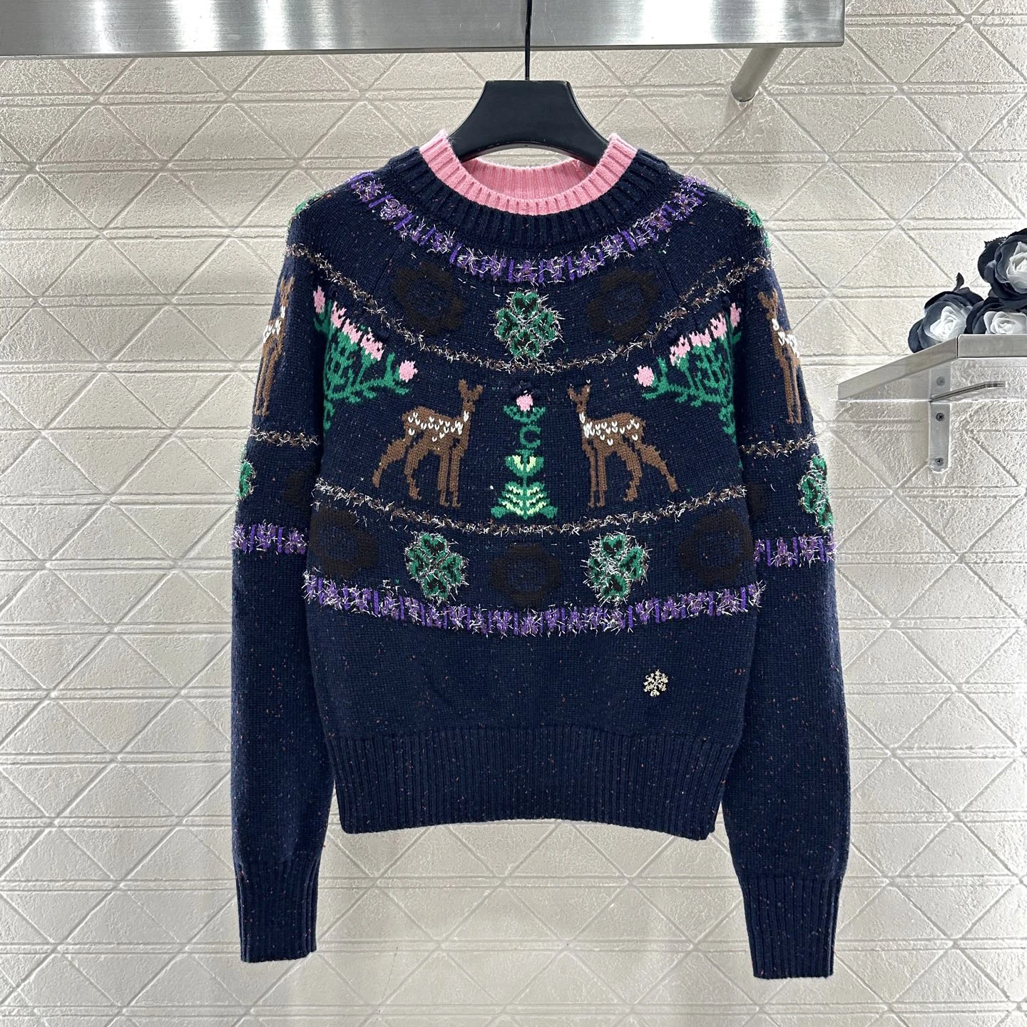 Damenpullover „Winter Christmas Limited Edition“ 2025, halbhoher Rundhalsausschnitt mit Rentiermotiv aus silbernem Metallgarn