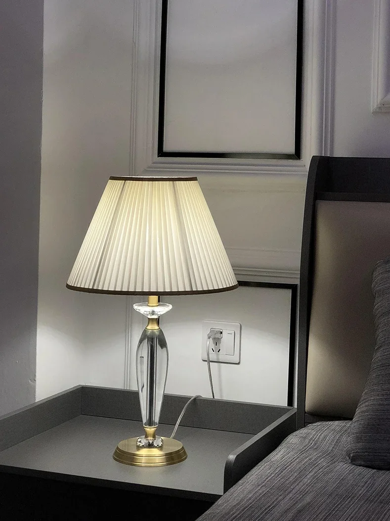 Luxury, warmth, romance, simplicity, luxury, champagne table lamp, high-end study, off-white bedroom, romantic bedside lamp for