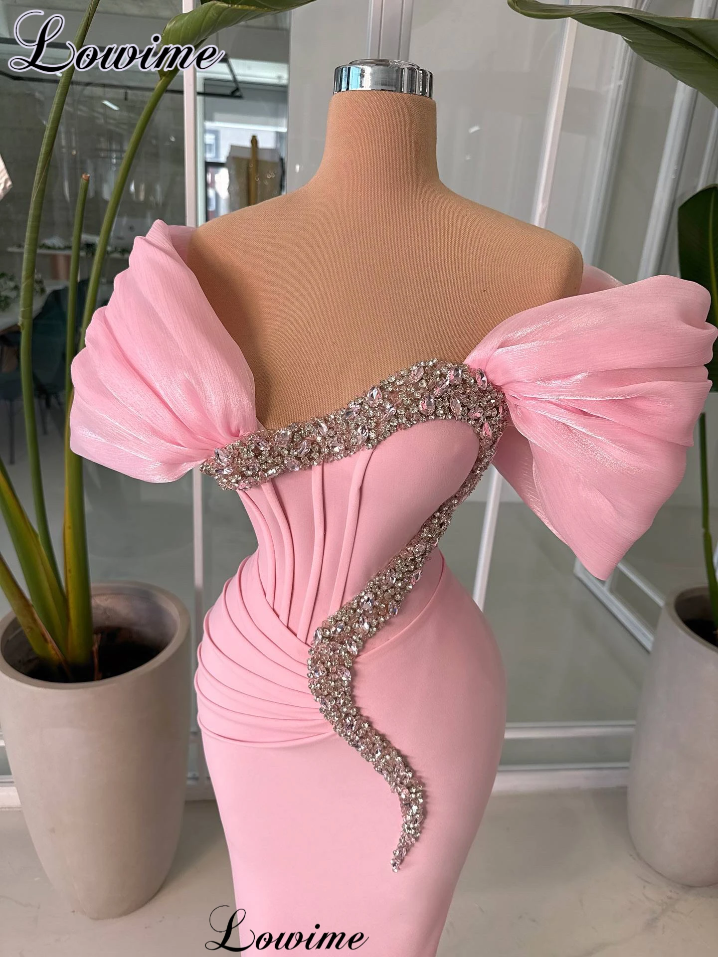 Proste Różowe Sukienki na Bal Maturalny Syrenka Bez Ramiączek Odkryte Ramiona Sukienki Koktajlowe z Kryształami Suknie Wieczorowe Vestidos De Cóctel Szyte na Miarę