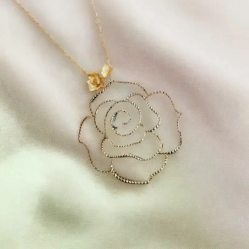 Temperament Black White Camellia Flower Brooches Mourning Corsage Pin For Woman Shirt Dress Scarf Clothing Accessories