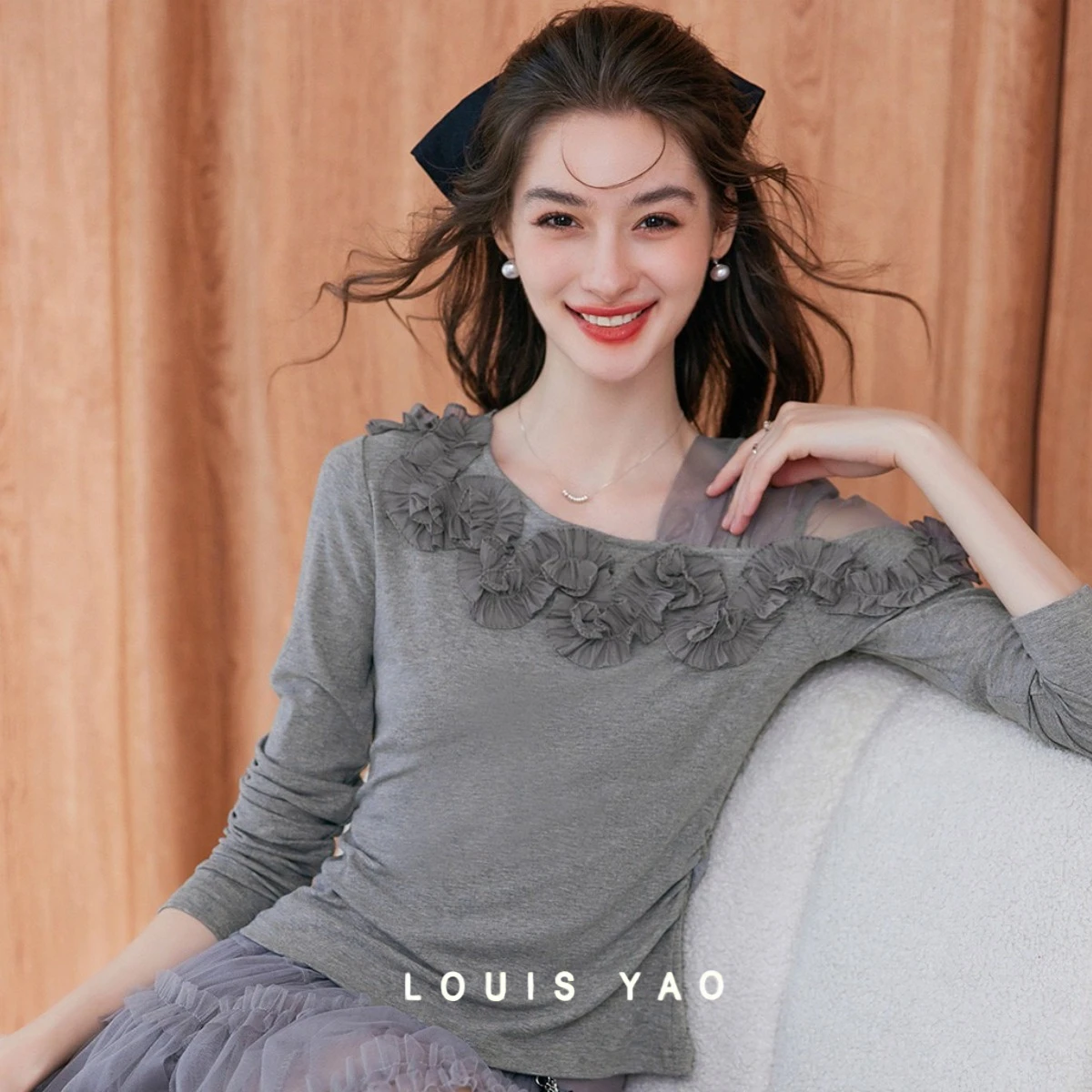 

LOUIS YAO Splicing Flower Decoration Women's T-shirt 2025 Autumn Top Grey Micro Elastic Asymmetric Collar Slimming Knitted Shirt