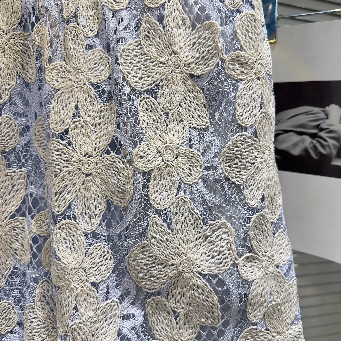 กางเกงลำลองแฟชั่นผู้หญิง ผ้าลูกไม้ปักลายสีสันสดใส ดีไซน์เอวยางยืด ความยาวสามส่วน