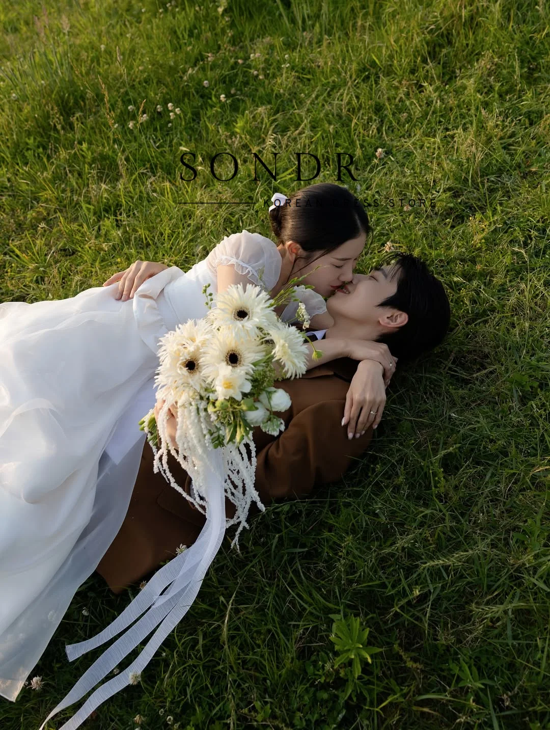 ชุดแต่งงานสไตล์เกาหลีสุดน่ารักแบบสั่งตัดพิเศษสำหรับถ่ายภาพ คอทรงยู แขนพอง ผ้าไหมซาติน ชุดราตรีงานแต่งงาน