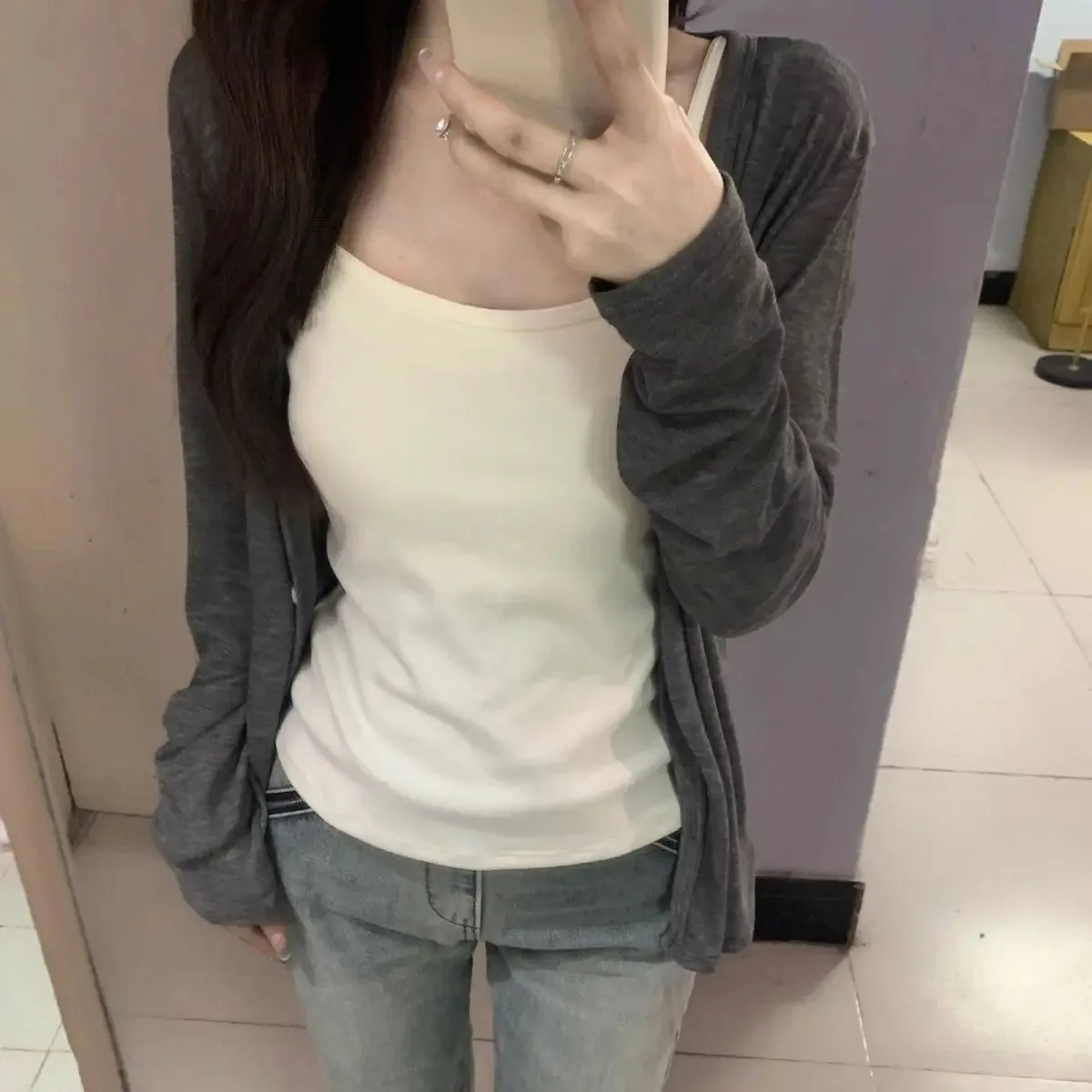 

Женская одежда: Трикотажные кардиганы, жакеты, свитера с V-образным вырезом, тонкие свитера с длинным рукавом, однотонные тонкие летние пальто и топы