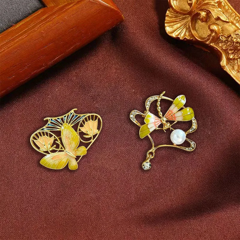 Chinese style fashionable butterfly brooch, elegant and atmospheric brooch dragonfly creative chest flower accessory