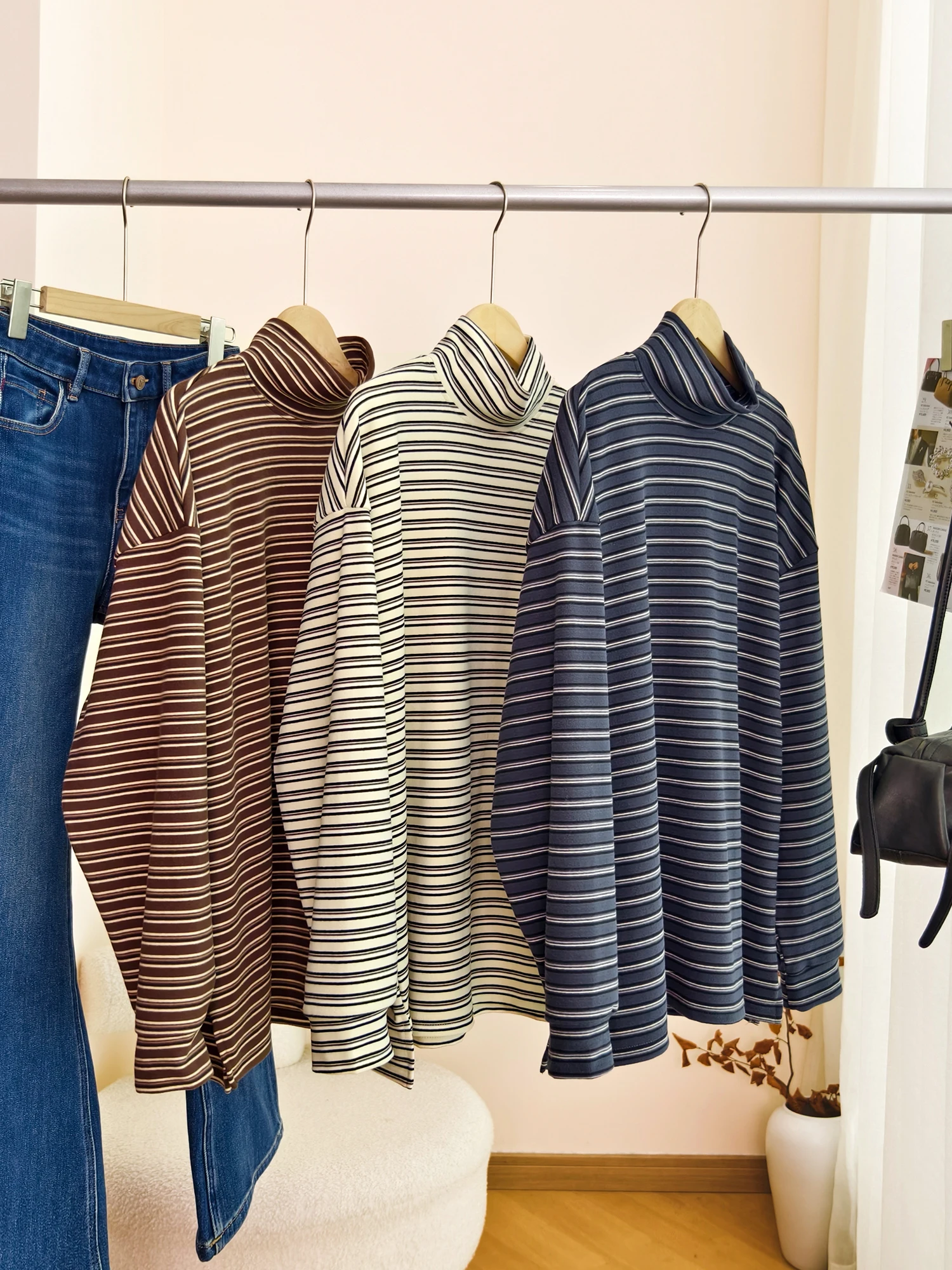 

Очень большая двусторонняя футболка с высоким воротником и полосками, свободного кроя, стройнящая фигуру, от Little Ear, подходит для повседневной носки.