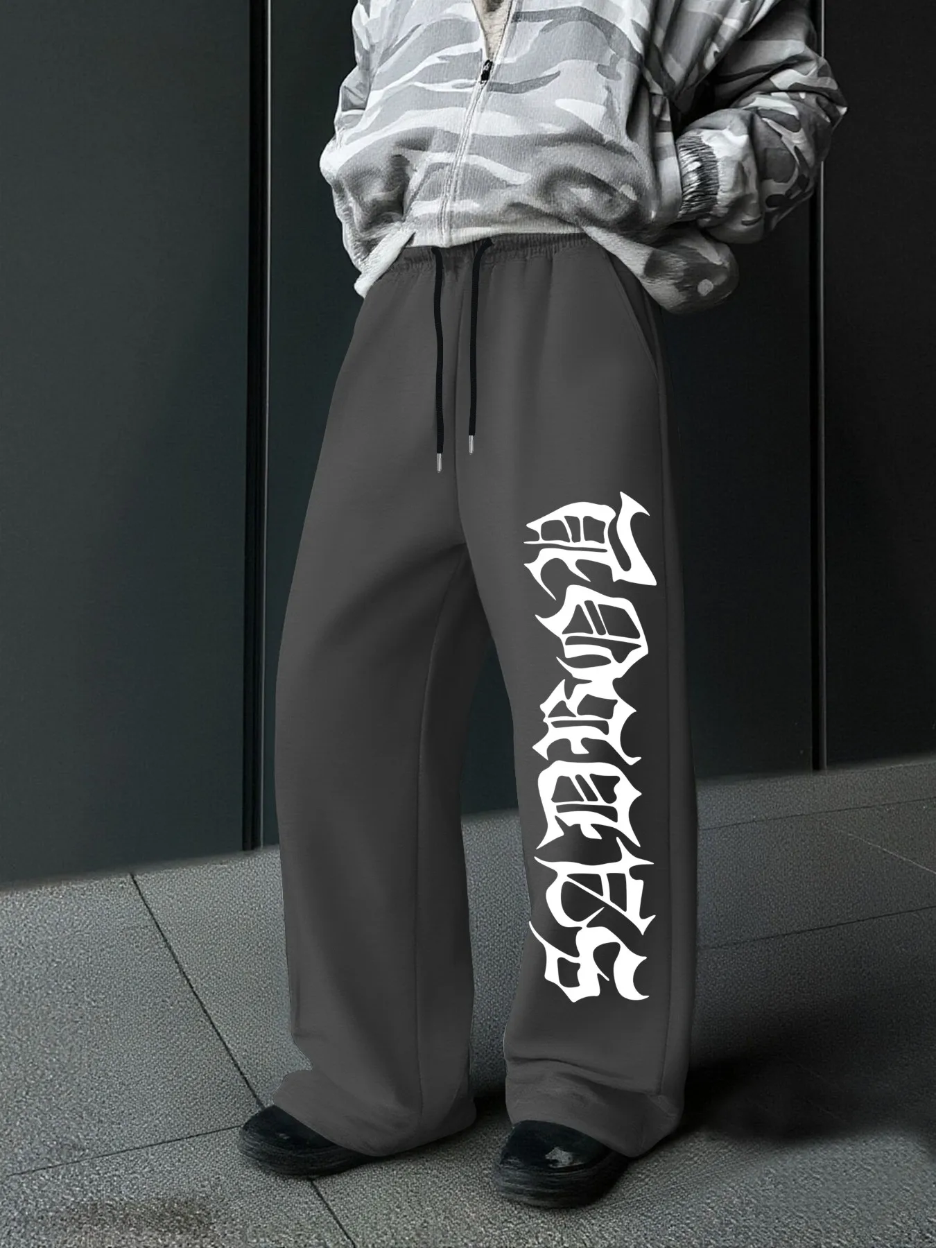 

Мужские повседневные спортивные прямые брюки размера S-2XL, уличный стиль, готический дизайн с буквенным принтом, свободные, удобные и хорошо драпирующиеся.