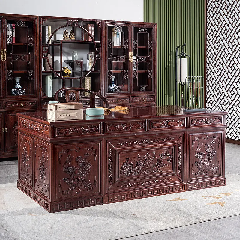 

Антикварный китайский письменный стол из массива дерева с цветочными и птичьими резьбами, интегрированный в дизайне представительского стола.