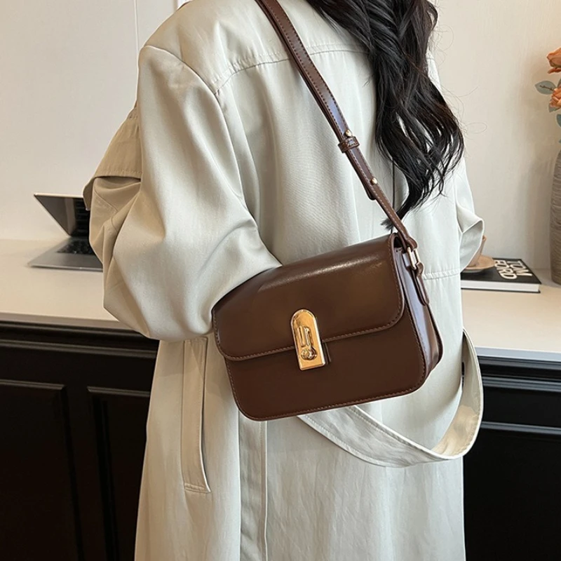 

2025 New Tofu Small Square Bag, Women's High-end Texture Underarm Shoulder Bag, Exquisite Retro Multifunctional Mobile Phone Bag
