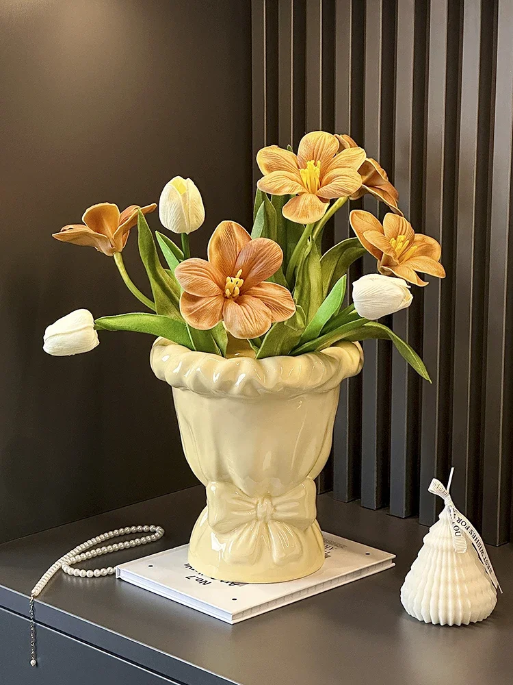 

Classical cream ceramic bouquet vase light luxury Nordic high ins wind flower arrangement retro hydroponic living room ornament