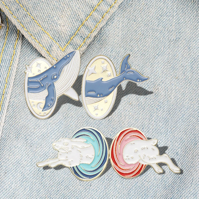 Insignes de revers de pins de voyage dans le temps, cadeau de bijoux d'animaux pour les enfants, broche en émail animal, chat personnalisé, baleine, lapin, amis, ensemble de 2 pièces