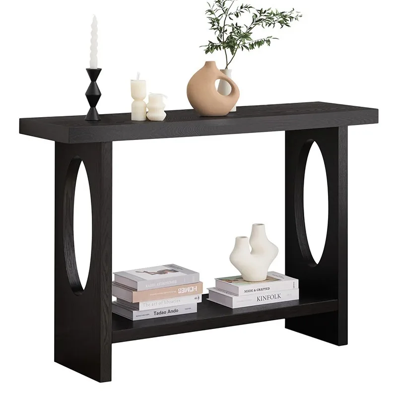 北欧侘び寂びスタイルの無垢材玄関テーブル、玄関ホールの飾り棚、家のリビングルームの壁際の細いテーブル